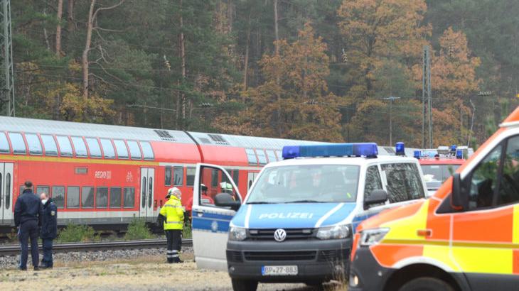 Die Einsatzkräfte eilten zum Bahnhof in Ochenbruck. Im Hintergrund steht der Unglückszug. Die Strecke ist bis auf Weiteres gesperrt. Die Einsatzkräfte eilten zum Bahnhof in Ochenbruck. Im Hintergrund steht der Unglückszug. Die Strecke ist bis auf Weiteres gesperrt.