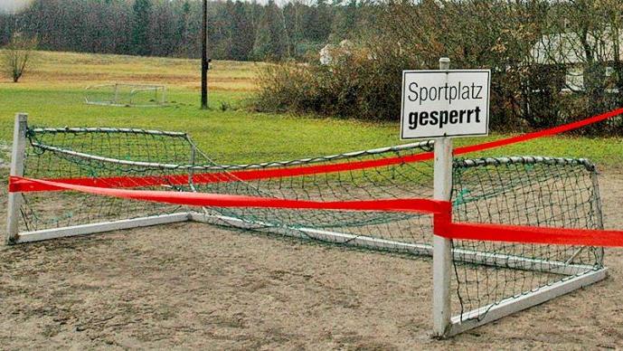 Nicht nur die Fußballplätze sind gesperrt, auch die Hallen. Nicht nur die Fußballplätze sind gesperrt, auch die Hallen.