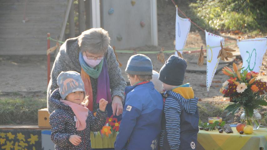 Elfriede Rüger bekommt kleine Geschenke von den Kindern.
  