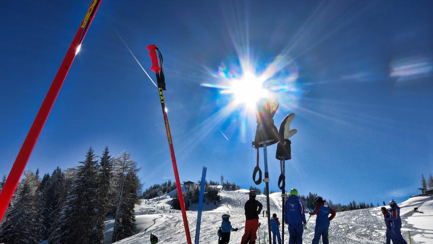 Kinder machen Pause vom Skilaufen in Österreich.