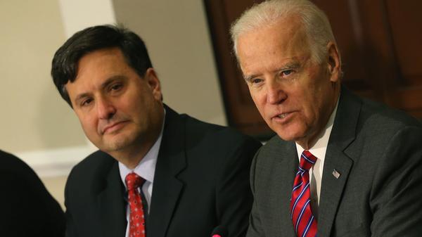 Er hat die nach dem Präsidenten wichtigste Position im Weißen Haus inne: der Stabschef. Er kontrolliert den Zugang zum Präsidenten, entscheidet also, welcher Minister wie lange mit Joe Biden sprechen kann. Für den Posten setzt der neue Präsident auf einen langjährigen Vertrauten. Ron Klain (59, links im Bild) dürfte wissen, was ihn erwartet: Er war bereits Bidens Stabschef, als der noch Vizepräsident war. Dieselbe Rolle hatte Klain zudem schon unter Bill Clintons Vize Al Gore inne.