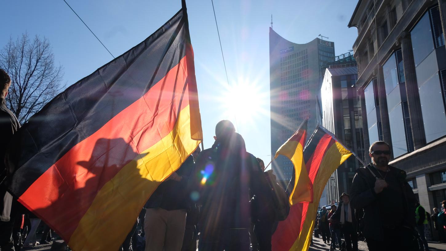 Nachdem es am 7. November 2020 zu einer Demonstration der Bewegung Querdenken im Leipziger Zentrum kam, zogen danach rund 1000 Menschen durch den Szenestadtteil Connewitz und randalierten dort.