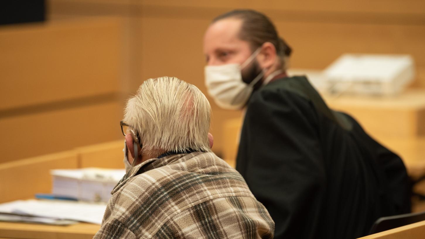 Vor dem Landgericht Würzburg hat ein Prozess gegen einen 92-Jährigen begonnen, der seine kranke Ehefrau aus Mitleid getötet haben soll.
Vor dem Landgericht Würzburg hat ein Prozess gegen einen 92-Jährigen begonnen, der seine kranke Ehefrau aus Mitleid getötet haben soll.