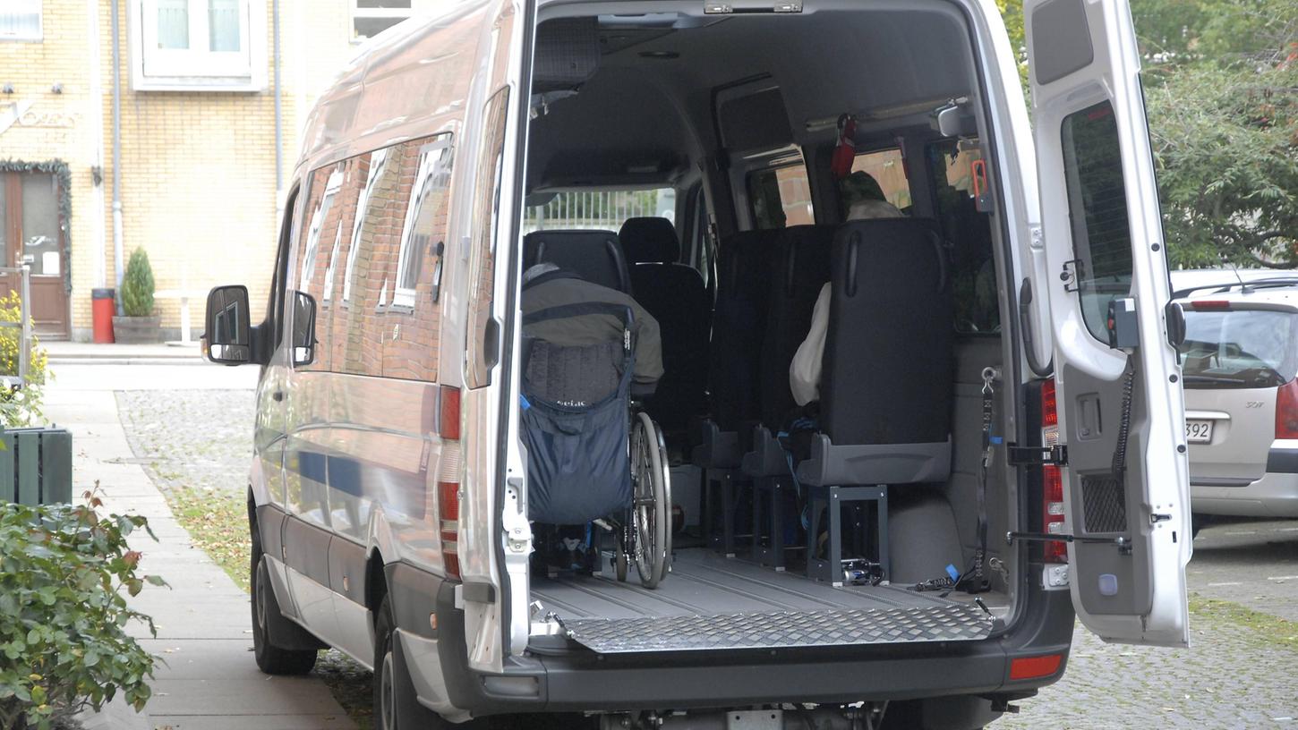 Per Fahrdienste werden Menschen mit Behinderung zu Werkstätten oder anderen Einrichtungen gebracht - doch im Kleinbus wird nicht immer die Maskenpflicht eingehalten. Foto: imago