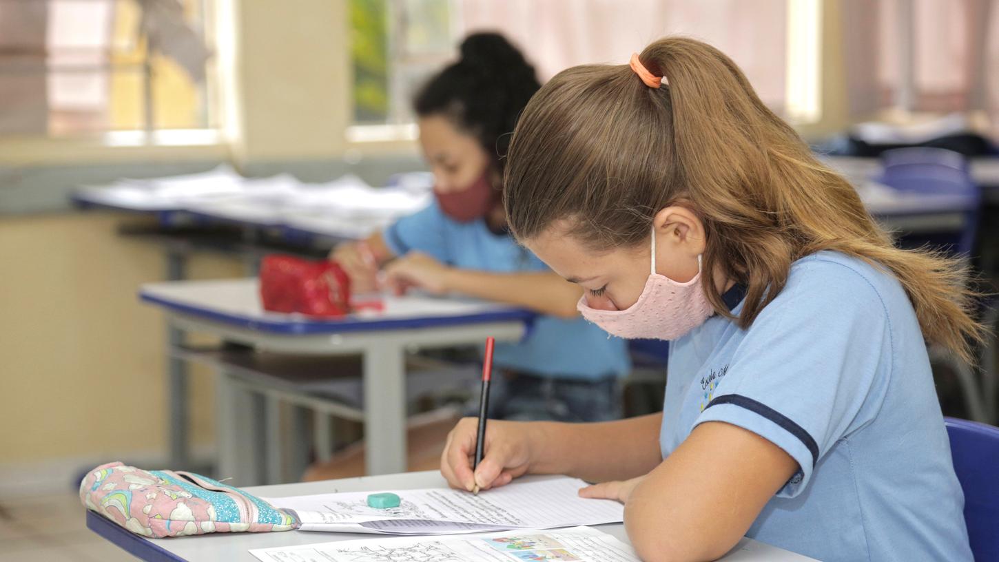 In der Schule müssen die Schüler während des Unterrichts Maske tragen.
In der Schule müssen die Schüler während des Unterrichts Maske tragen.