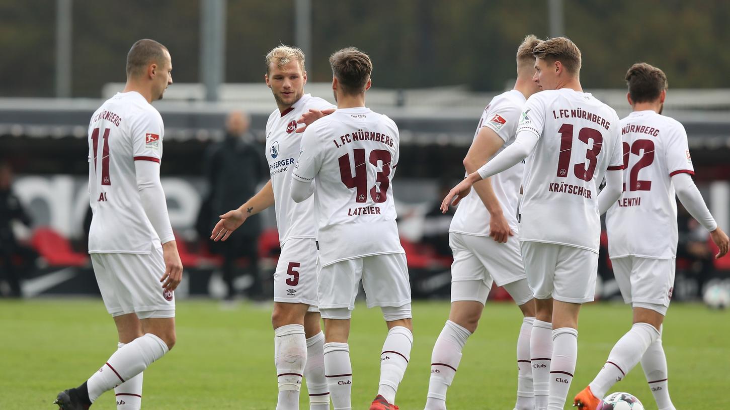 Gratulation, Club! Torschütze Geis nahm die Glückwünsche der Kollegen in Frankfurt gerne entgegen. 