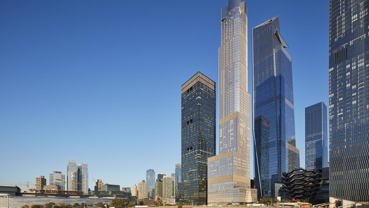 Für den Superwolkenkratzer 35 Hudson Yards in New York gab es kürzlich Platz drei beim renommierten Architekturpreis "Emporis Skyscraper Award". Die Fassade des 317 Meter hohen Kolosses, der auf einer Plattform über 30 Bahngleisen steht, besteht neben Glas fast komplett aus Jurastein der Firma Franken-Schotter aus Dietfurt. Für den Superwolkenkratzer 35 Hudson Yards in New York gab es kürzlich Platz drei beim renommierten Architekturpreis "Emporis Skyscraper Award". Die Fassade des 317 Meter hohen Kolosses, der auf einer Plattform über 30 Bahngleisen steht, besteht neben Glas fast komplett aus Jurastein der Firma Franken-Schotter aus Dietfurt.