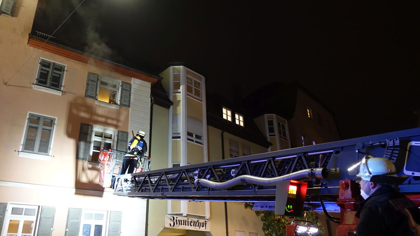 Höchste Eile war geboten, als die Feuerwehr in der Hördlertorstraße eintraf. Aus einer Wohnung im zweiten Stock konnte ein Mann gerade noch rechtzeitig gerettet werden. Er kam mit einer massiven Rauchgasvergiftung ins Krankenhaus.