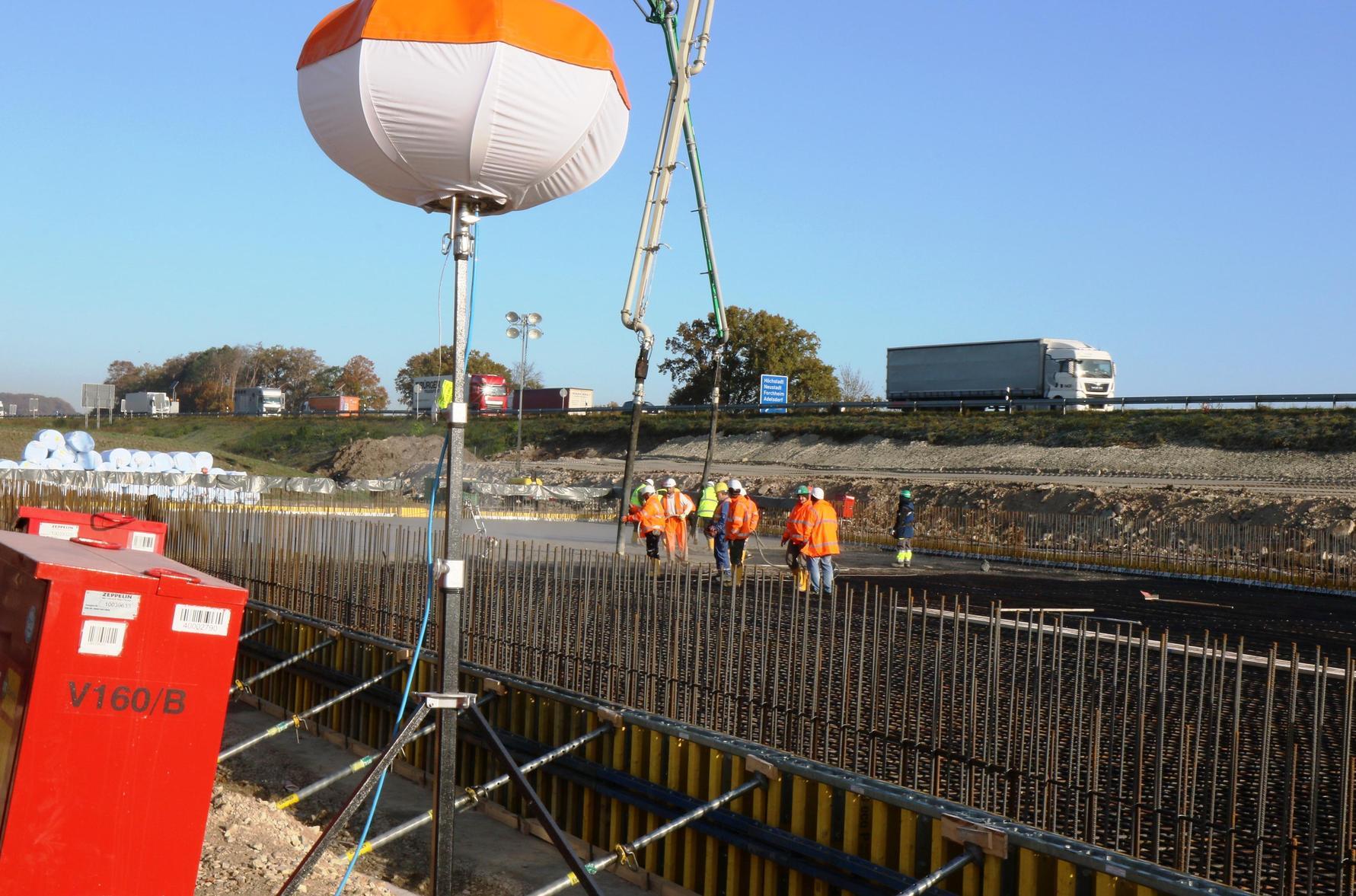 Weil der Niederschlag, der auf die versiegelte Autobahn fällt, ja irgendwo hin muss, und auch das mit Reifenabrieb, Schmutz oder Ölresten verschmutzte Wasser gereinigt werden muss, werden entlang der Strecke 50 Regenrückhaltebecken und 53 Absetzbecken errichtet.