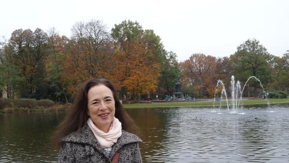 In ihrer Branche herrscht gerade wegen Corona Herbststimmung: Die Opern-, Konzert- und Liedsängerin Rebecca Martin im Nürnberger Stadtpark.