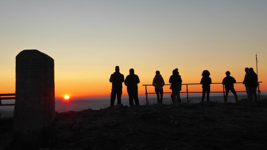 Immer mehr Wanderer kommen am Wochenende nur wegen des Sonnenuntergangs zum Walberla.  Am letzten Wochenende hat sich's wieder mal gelohnt.