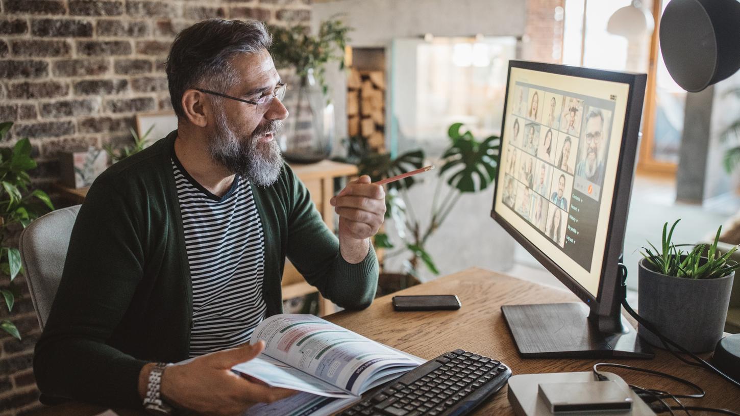 Wenn sich fast alle Lebensbereiche ins Netz verlagern, müssen alle im Netz mitmachen können: auch alte, arme, bildungsferne Menschen. So die Theorie und so sieht es auch auf diesem Foto aus - ein Idealbild der Digitalisierung.
Wenn sich fast alle Lebensbereiche ins Netz verlagern, müssen alle im Netz mitmachen können: auch alte, arme, bildungsferne Menschen. So die Theorie und so sieht es auch auf diesem Foto aus - ein Idealbild der Digitalisierung.