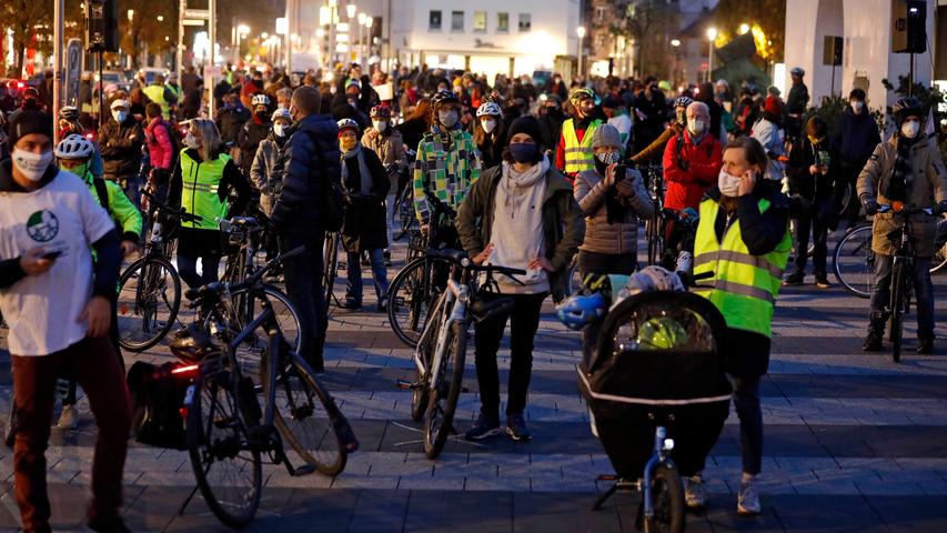 Fridays for future-Demo: Aktivisten radeln über Frankenschnellweg