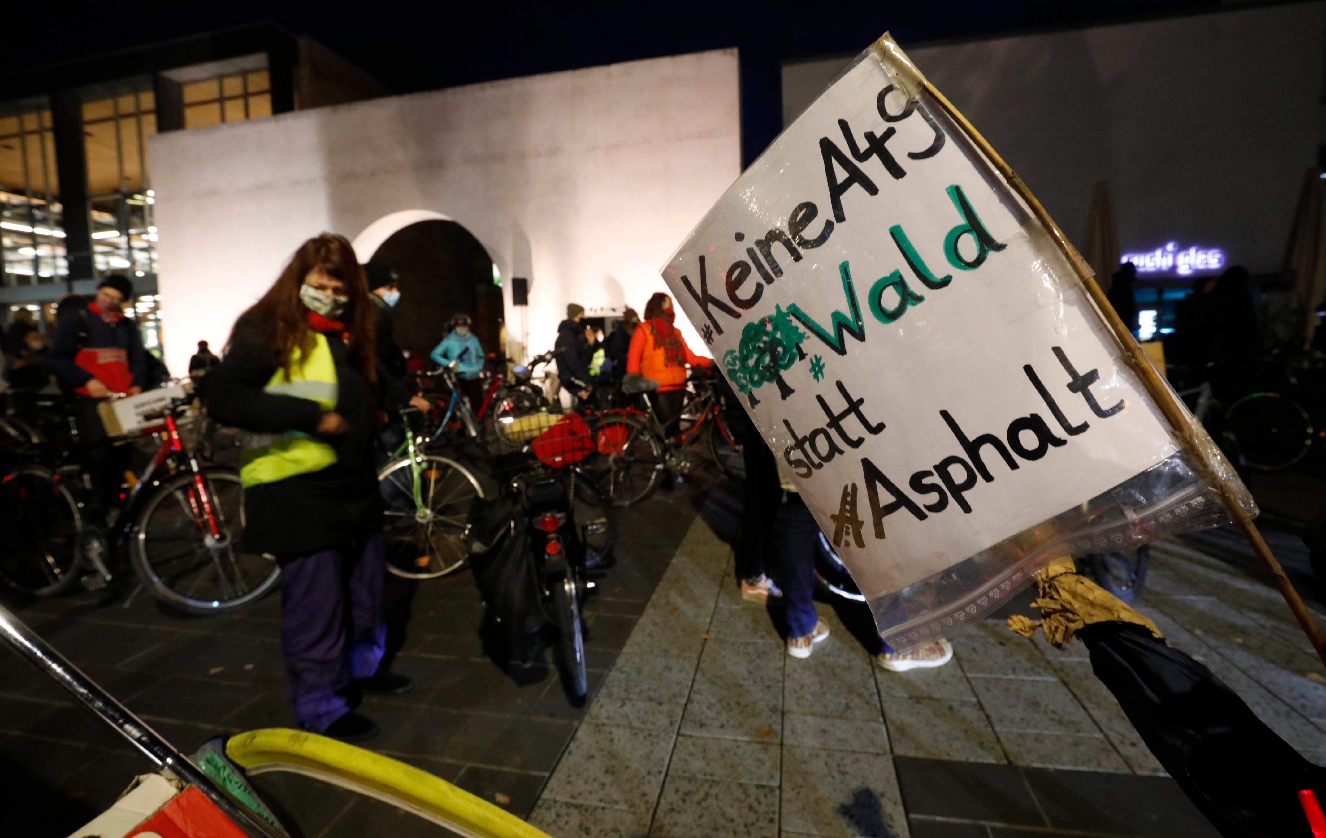 Fridays for future-Demo: Aktivisten radeln &uuml;ber Frankenschnellweg