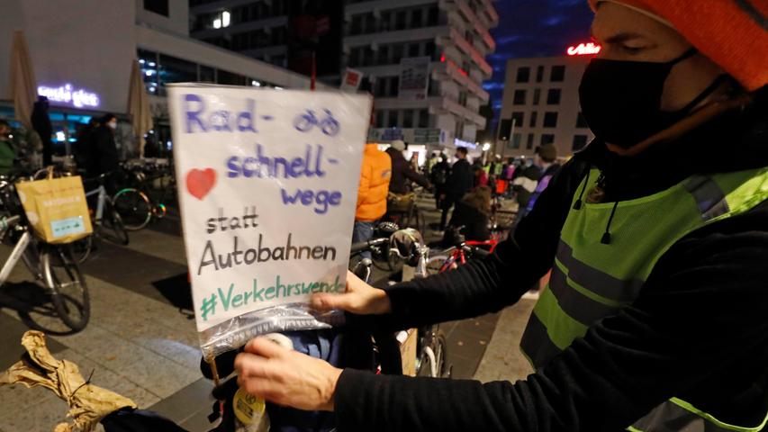Fridays for future-Demo: Aktivisten radeln über Frankenschnellweg