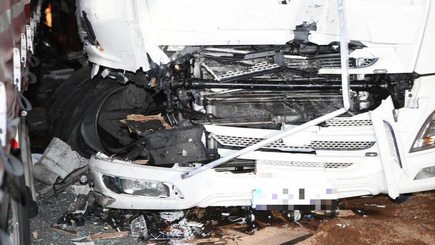 Tödlicher Unfall am Stauenende: Autofahrer unter Lastwagen eingeklemmt