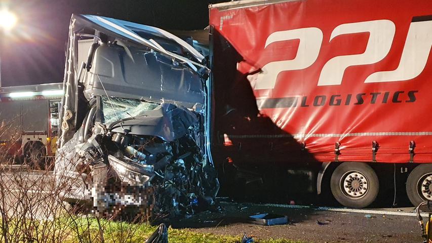 Tödlicher Unfall am Stauenende: Autofahrer unter Lastwagen eingeklemmt