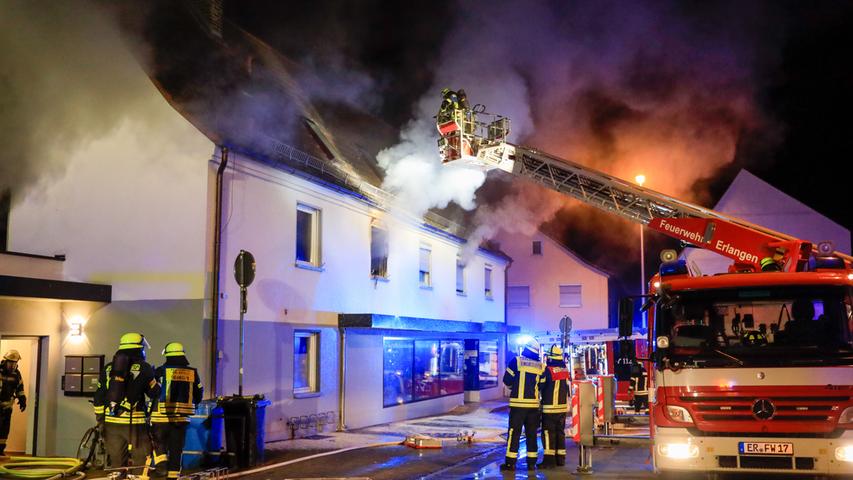 Großeinsatz in Dechsendorf: Flammen schlugen aus Küchenfenster