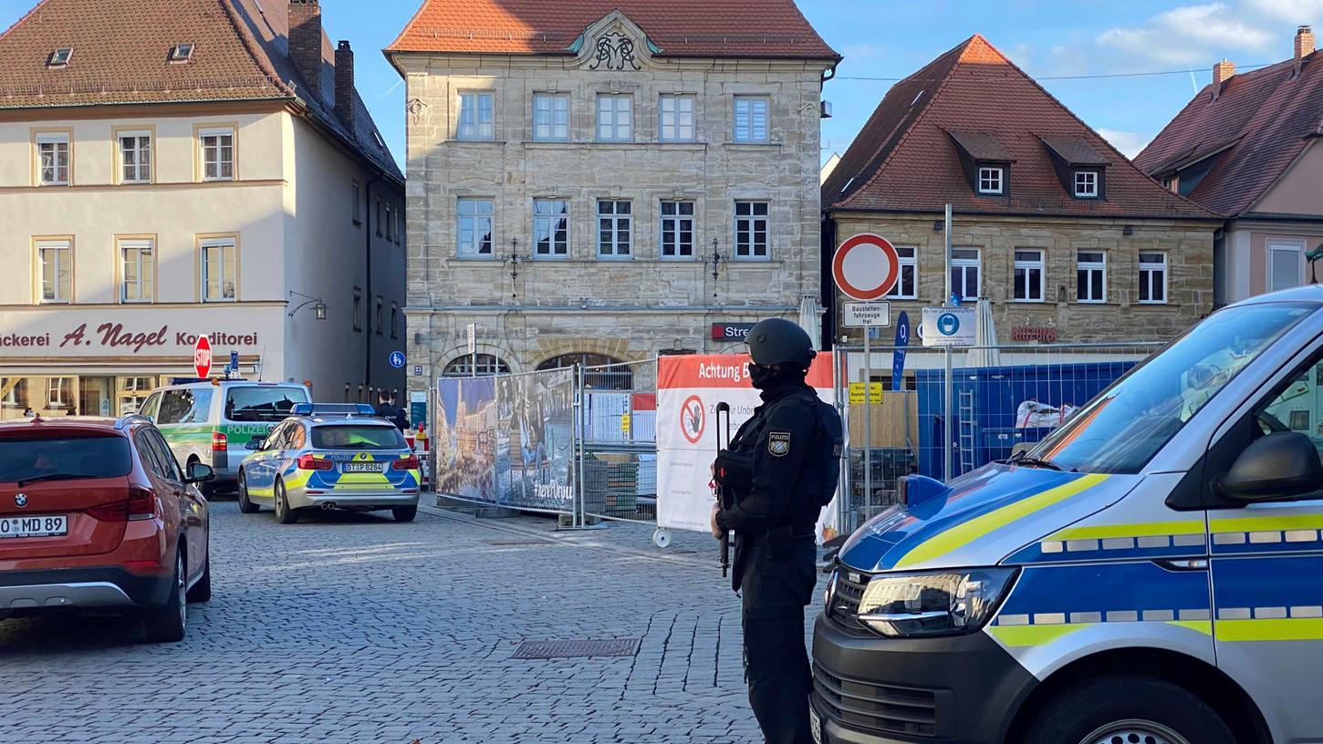 Etliche Kräfte waren vor Ort. Mit seiner Softairwaffe sorgte der 14-Jährige unwissend für einen Großeinsatz der Polizei in der Forchheimer Innenstadt. Etliche Kräfte waren vor Ort. Mit seiner Softairwaffe sorgte der 14-Jährige unwissend für einen Großeinsatz der Polizei in der Forchheimer Innenstadt.