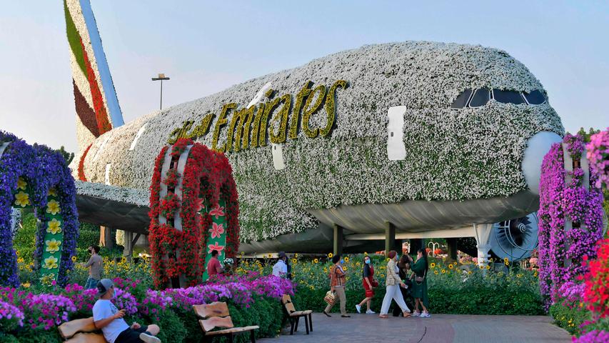 Ein mit Blumen bedeckter Airbus A380 wird in Dubai augestellt.