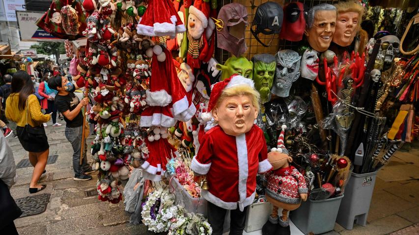 Eine Maske von Donald Trump im Santa-Claus-Kostüm auf einem Markt in Hong Kong.