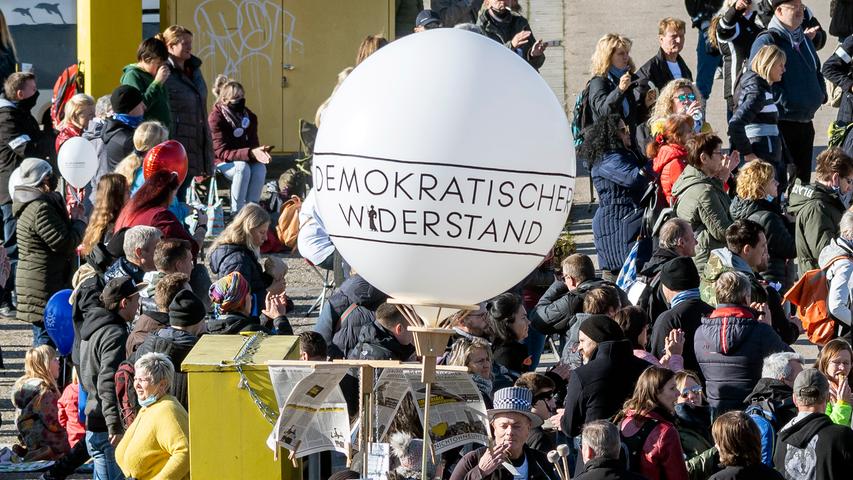 14.11.2020, Bayern, Regensburg: Teilnehmer einer Demonstration der «Querdenken»-Bewegung gegen die Anti-Corona-Maßnahmen stehen bei einer Kundgebung auf dem Dultplatz. Auf einem großen Ballon steht dabei «Demokratischer Widerstand». Foto: Armin Weigel/dpa +++ dpa-Bildfunk +++