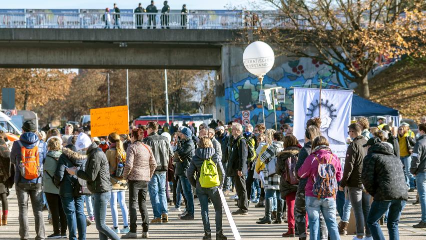 14.11.2020, Bayern, Regensburg: Teilnehmer einer Demonstration der «Querdenken»-Bewegung gegen die Anti-Corona-Maßnahmen stehen bei einer Kundgebung auf dem Dultplatz. Foto: Armin Weigel/dpa +++ dpa-Bildfunk +++