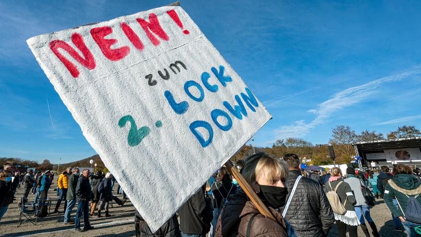 14.11.2020, Bayern, Regensburg: Eine Teilnehmerin einer Demonstration der «Querdenken»-Bewegung gegen die Anti-Corona-Maßnahmen hält bei einer Kundgebung auf dem Dultplatz ein Schild mit der Aufschrift "Nein! zum 2. Lockdown". Foto: Armin Weigel/dpa +++ dpa-Bildfunk +++