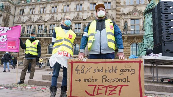 Arbeitnehmer, die in der Pflege tätig sind, sollen durch Zulagen bis zu zehn Prozent mehr Gehalt bekommen.