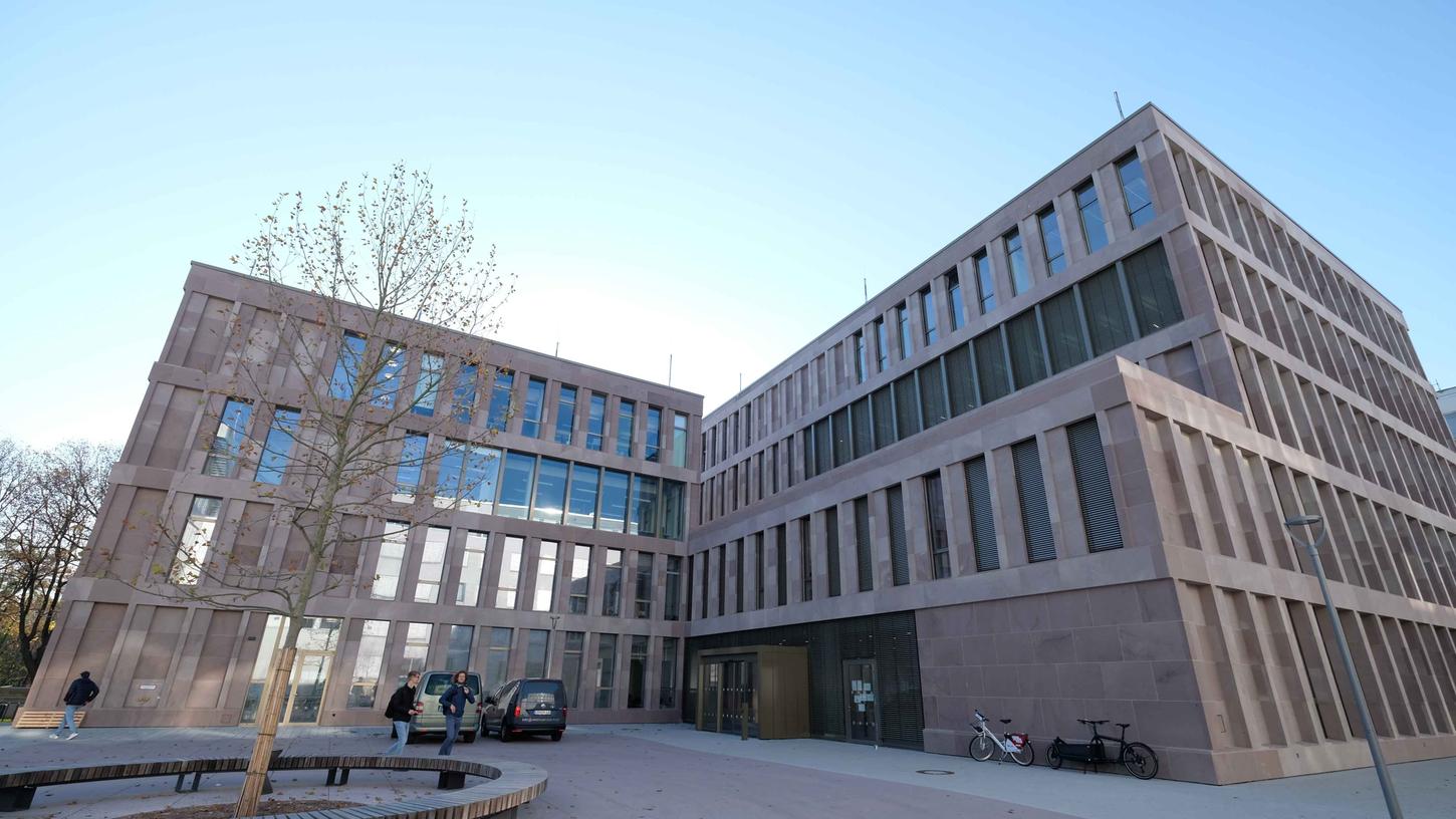 Der Bau des neuen Informationszentrums der Technischen Hochschule Nürnberg mit Rechenzentrum und Bibliothek ist nach sechs Jahren abgeschlossen.