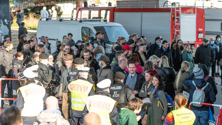 In Regensburg haben sich am Samstag (14.11.2020)  rund 1.000 Teilnehmer auf dem Dultplatz zu einer â€žQuerdenkenâ€œ-Demonstration versammelt. Wie die Polizei mitteilte, verlief die Veranstaltung bislang ohne besondere Vorkommnisse. Dennoch sind mehrere Verfahren wegen VerstÃ¶ÃŸen gegen die Maskenpflicht eingeleitet worden. Auch prÃ¼ft die Polizei mehrere Gesundheitszeugnisse, die mÃ¶glicherweise gefÃ¤lscht worden sind. Am Rande der Versammlung kam es vereinzelt zu weiteren VorfÃ¤llen. â€žExemplarisch kam es zu einem tÃ¤tlichen Angriff auf einen Polizeibeamten, der die Einhaltung der Mund-Nasenbedeckung kontrollieren wollte. Ein weiterer Polizeibeamter wurde beleidigtâ€œ, so Polizeisprecher Florian Beck.Nach der groÃŸen "Querdenken" Demonstration in Leipzig haben Gegner der Corona-MaÃŸnahmen in vielen StÃ¤dten in Bayern an diesem Wochenende Veranstaltungen angemeldet. In Regensburg meldeten die Veranstalter zunÃ¤chst rund 2.000 Menschen an. Die Stadt Regensburg hatte die Anzahl der Teilnehmer jedoch dann auf 1.000 begrenzt. AnhÃ¤nger des "Querdenken"-BÃ¼ndnisses sind zuvor mit einem Antrag gegen die Auflagen der BehÃ¶rde, die unter anderem eine Masken- und Abstandspflicht beinhaltet, gescheitert. Die Polizei Ã¼berprÃ¼fte die zugelassene Teilnehmerzahl konsequent. Weitere Teilnehmern wurde der Zutritt zum VersammlungsgelÃ¤nde auf dem Dultplatz nicht gestattet.Am vergangenen Samstag hatten im Zentrum Leipzigs mindestens 20.000 Menschen bei einer Versammlung der Querdenker gegen die Corona-BeschrÃ¤nkungen demonstriert - die meisten dicht an dicht und ohne Masken.  Foto: NEWS5 / Bauernfeind Weitere Informationen... https://www.news5.de/news/news/read/19293