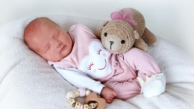 Fast wie ein kleines Püppchen liegt sie eingebettet auf einem riesigen Kuschelkissen: Die kleine Lena kam am 6. September im Theresien-Krankenhaus zur Welt. Bei 49 Zentimetern betrug ihr Geburtsgewicht 2230 Gramm.   