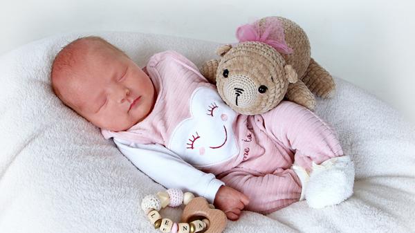 Fast wie ein kleines Püppchen liegt sie eingebettet auf einem riesigen Kuschelkissen: Die kleine Lena kam am 6. September im Theresien-Krankenhaus zur Welt. Bei 49 Zentimetern betrug ihr Geburtsgewicht 2230 Gramm.
