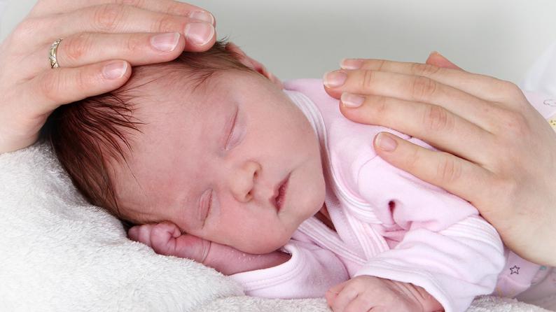 Eingebettet in den zarten Händen ihrer Eltern schläft Victoria. Sie kam am 28. Oktober im Südklinikum zur Welt. Bei einer Größe von 50 Zentimetern betrug ihr Geburtsgewicht 3400 Gramm. 