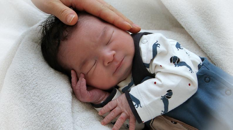 Friedlich schläft Rayan bei seinem ersten Fototermin: Am 17. Oktober erblickte das Herbstbaby im Theresien-Krankenhaus das Licht der Welt. Bei 55 Zentimetern brachte er 3460 Gramm auf die Waage.   