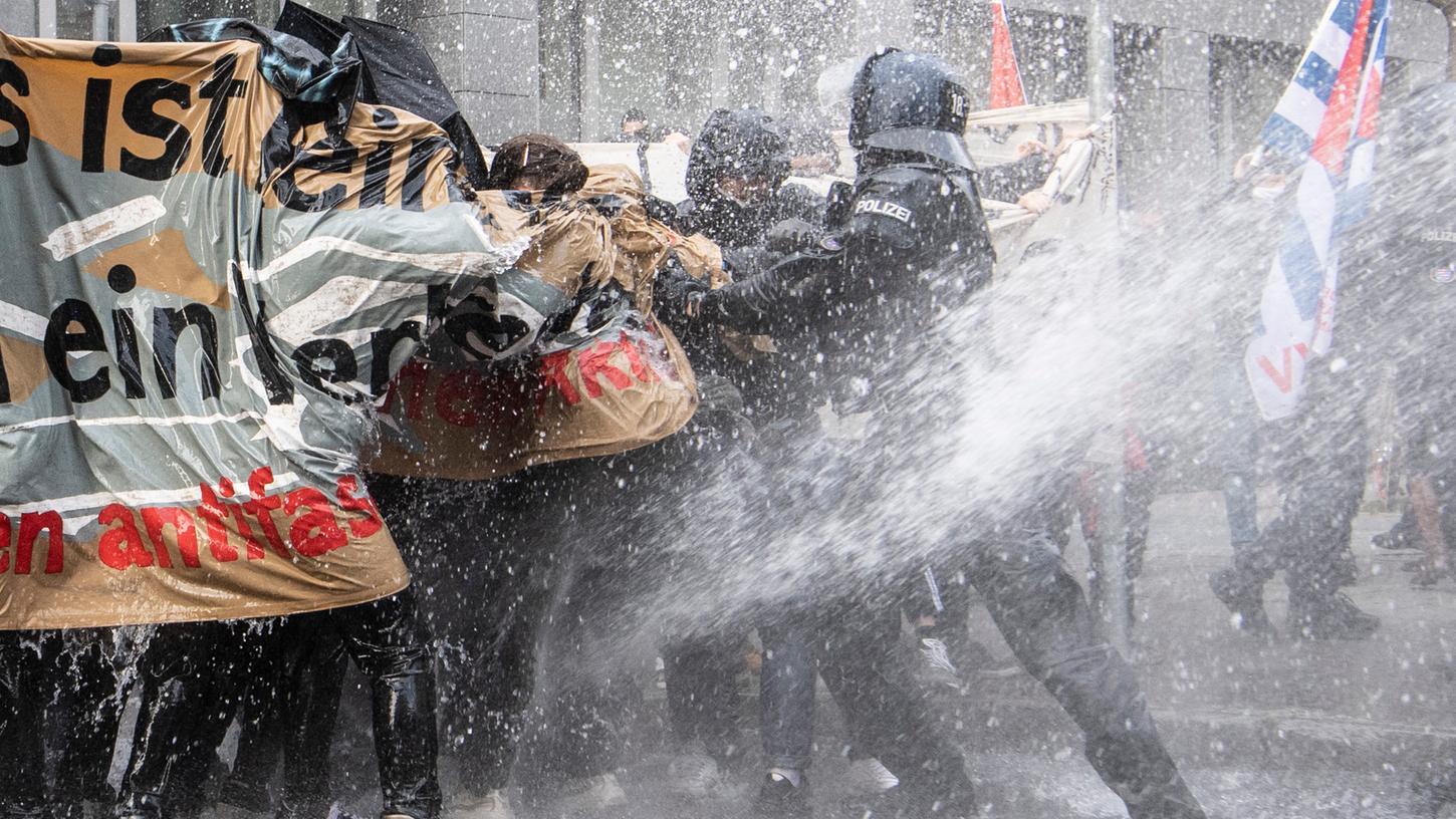 In Frankfurt setzte die Polizei Wasserwerfer gegen die Gegendemonstranten der "Querdenker"-Demo ein, weil Beamte angegriffen worden waren. 