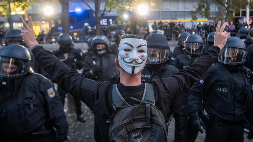 Eskalation bei "Querdenker"-Demo in Frankfurt: Polizei setzt Wasserwerfer ein