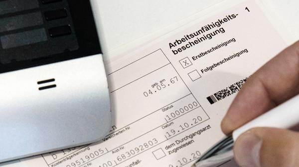 Der "gelbe Schein" hat bald ausgedient. Ab 2021 wird die Krankmeldung nicht mehr nur in Papierform, sondern auch digital an den Arbeitgeber übermittelt. Bis zum 31. Dezember 2021 gilt eine Übergangsfrist, so lange soll es auch noch die Papier-Bescheinigungen zur Arbeitsunfähigkeit geben.