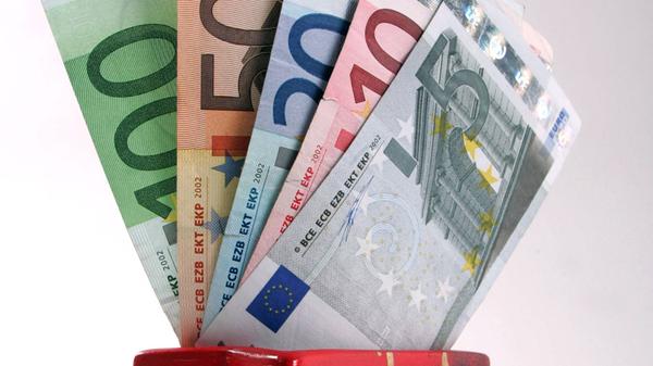 Der Solidaritätszuschlag sollte über Jahrzehnte helfen, die neuen Bundesländer wettbewerbsfähig zu machen. 2021 wird er aber für fast 90 Prozent der Steuerzahler entfallen. Der Beschluss aus dem Koalitionsvertrag wird ab dem kommenden Jahr endgültig umgesetzt. Konkret heißt das: Bis zu einem versteuernden Einkommen von 61.717 Euro wird kein "Soli" mehr fällig.