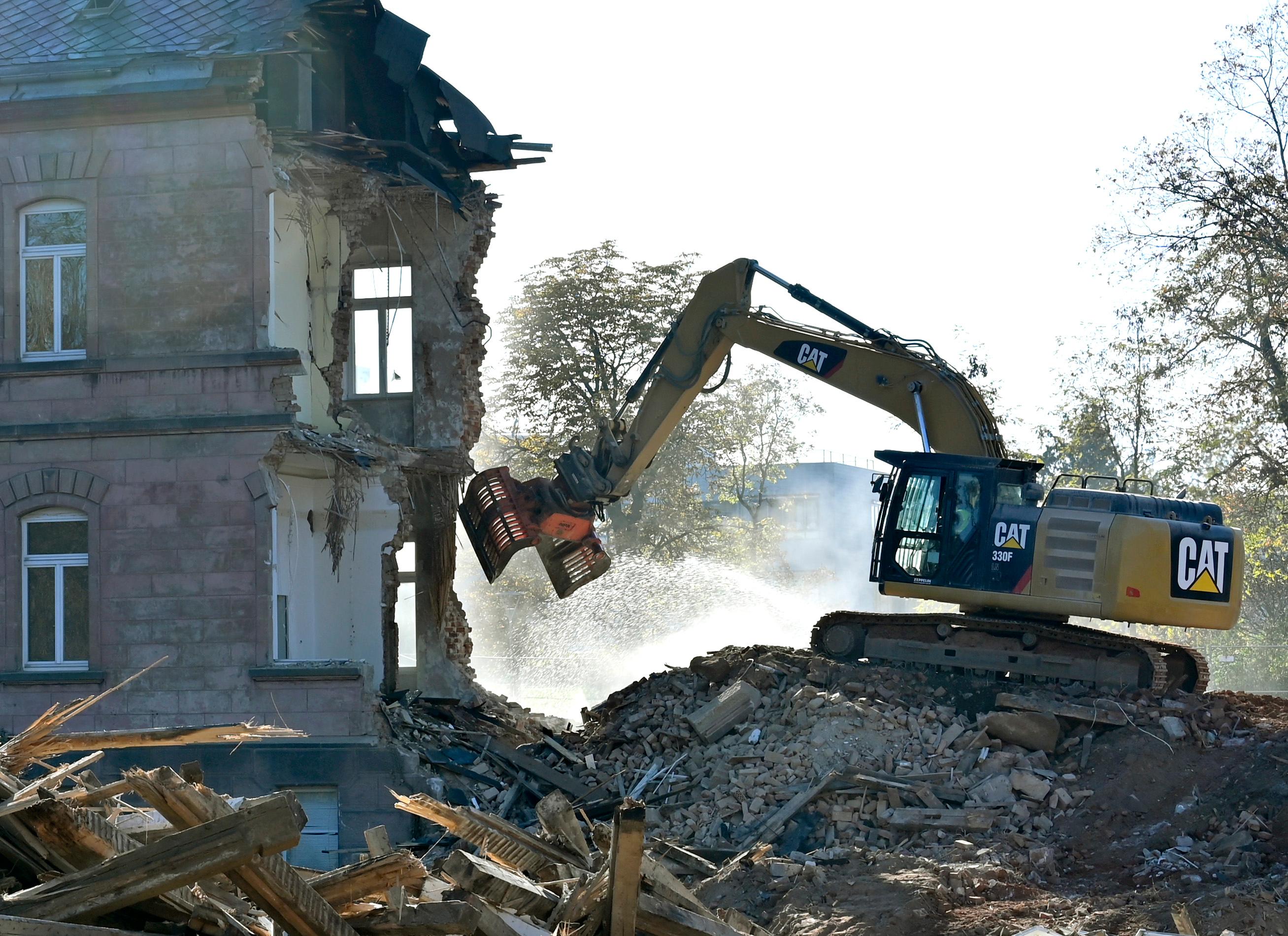 Der Abrisses großer Teile der Heil- und Pflegeanstalt (Hupfla) schreitet voran: Nicht der Zahn der Zeit und allgemeine Vergänglichkeit nagen derzeit an dem einzig verbliebenen Patientengebäude, sondern schlicht der Plan hier Institute und Forschungseinrichtugen neu zu bauen. Im Bild: Der Westflügel von Norden gesehen, wird zunehmend von Baggerzähnen zermalmt. 