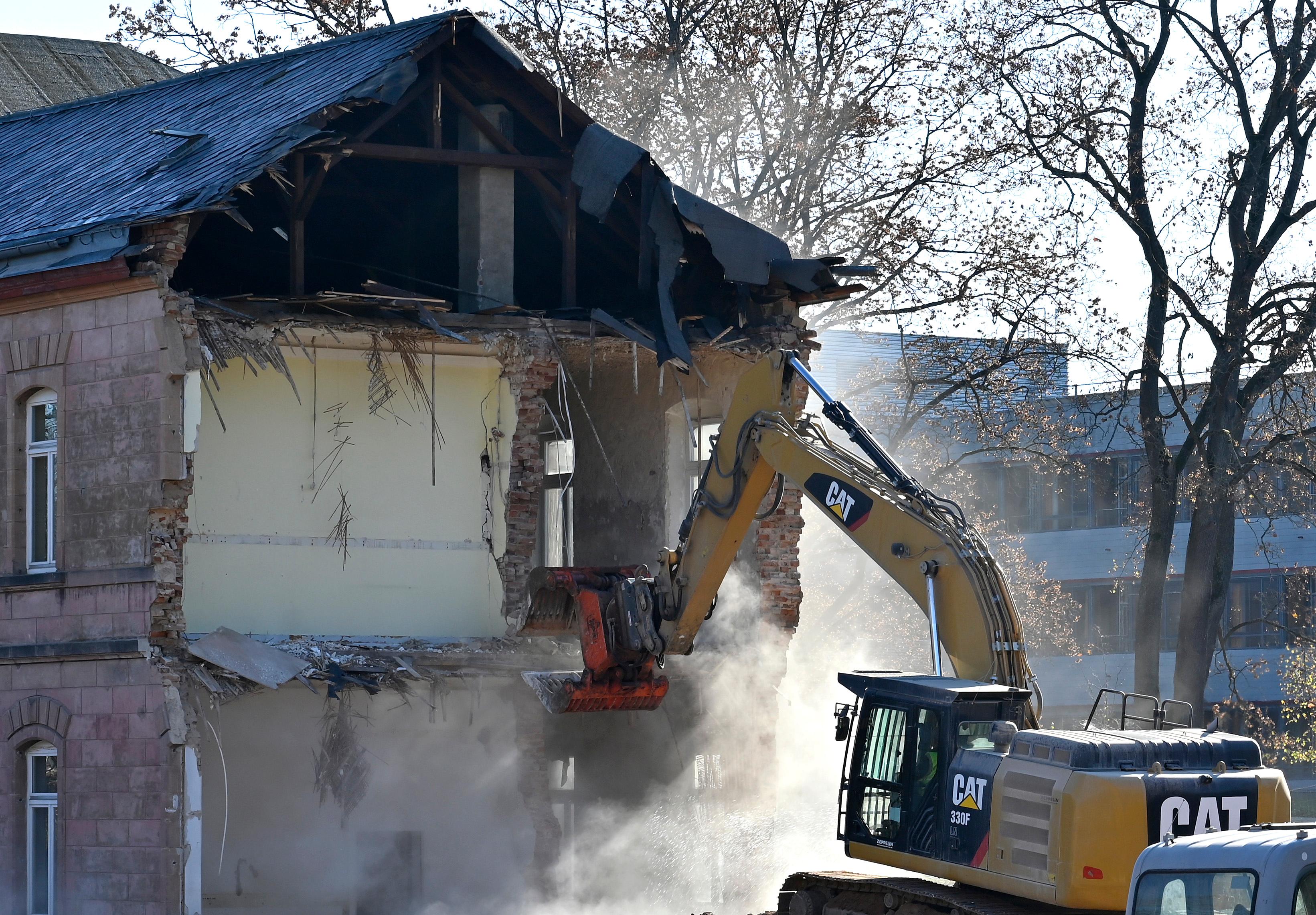 Der Abrisses großer Teile der Heil- und Pflegeanstalt (Hupfla) schreitet voran: Nicht der Zahn der Zeit und allgemeine Vergänglichkeit nagen derzeit an dem einzig verbliebenen Patientengebäude, sondern schlicht der Plan hier Institute und Forschungseinrichtugen neu zu bauen. Im Bild: Der Westflügel von Norden gesehen, wird zunehmend von Baggerzähnen zermalmt. 
