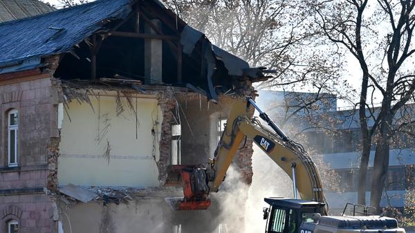 Der Abrisses großer Teile der Heil- und Pflegeanstalt (Hupfla) schreitet voran: Nicht der Zahn der Zeit und allgemeine Vergänglichkeit nagen derzeit an dem einzig verbliebenen Patientengebäude, sondern schlicht der Plan hier Institute und Forschungseinrichtugen neu zu bauen. Im Bild: Der Westflügel von Norden gesehen, wird zunehmend von Baggerzähnen zermalmt.