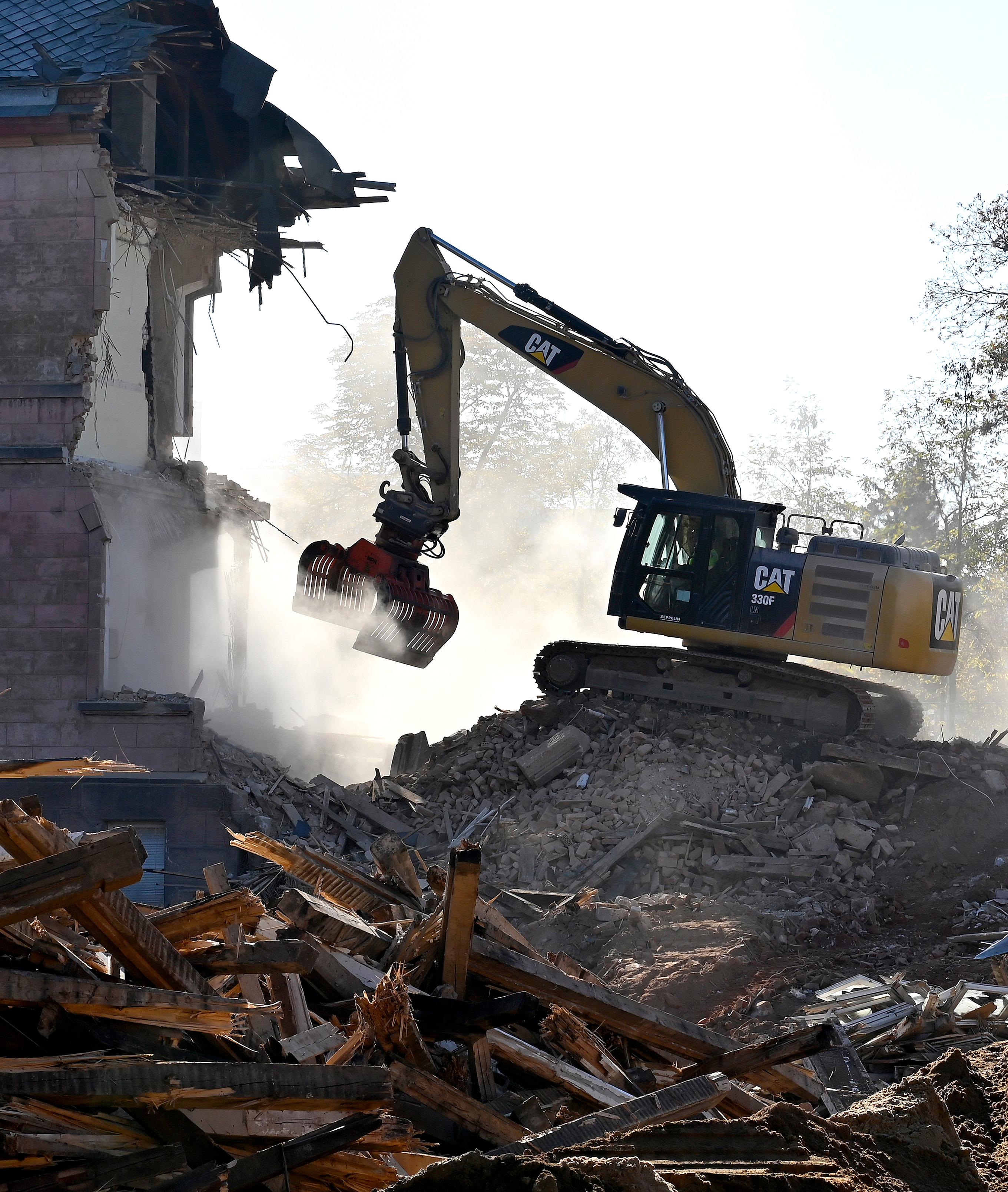 Der Abrisses großer Teile der Heil- und Pflegeanstalt (Hupfla) schreitet voran: Nicht der Zahn der Zeit und allgemeine Vergänglichkeit nagen derzeit an dem einzig verbliebenen Patientengebäude, sondern schlicht der Plan hier Institute und Forschungseinrichtugen neu zu bauen. Im Bild: Der Westflügel von Norden gesehen, wird zunehmend von Baggerzähnen zermalmt. 