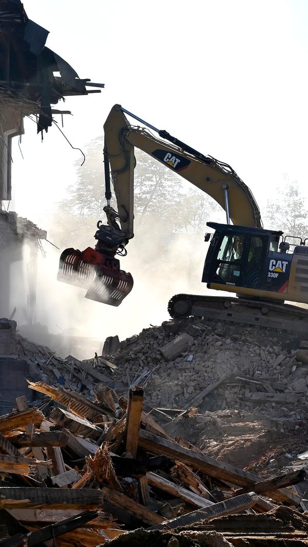 Der Abrisses großer Teile der Heil- und Pflegeanstalt (Hupfla) schreitet voran: Nicht der Zahn der Zeit und allgemeine Vergänglichkeit nagen derzeit an dem einzig verbliebenen Patientengebäude, sondern schlicht der Plan hier Institute und Forschungseinrichtugen neu zu bauen. Im Bild: Der Westflügel von Norden gesehen, wird zunehmend von Baggerzähnen zermalmt.