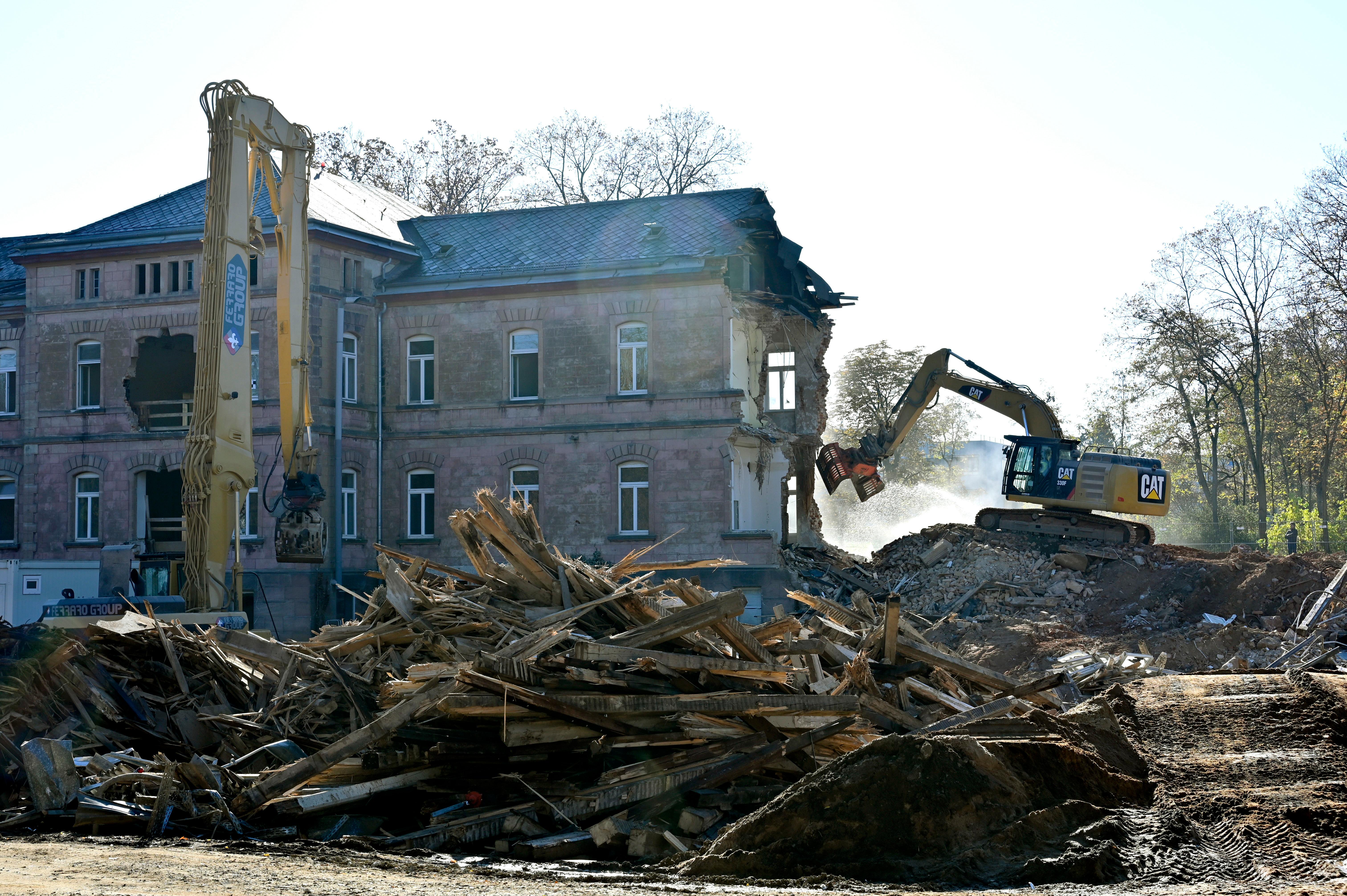 Der Abrisses großer Teile der Heil- und Pflegeanstalt (Hupfla) schreitet voran: Nicht der Zahn der Zeit und allgemeine Vergänglichkeit nagen derzeit an dem einzig verbliebenen Patientengebäude, sondern schlicht der Plan hier Institute und Forschungseinrichtugen neu zu bauen. Im Bild: Der Westflügel von Norden gesehen, wird zunehmend von Baggerzähnen zermalmt. 
