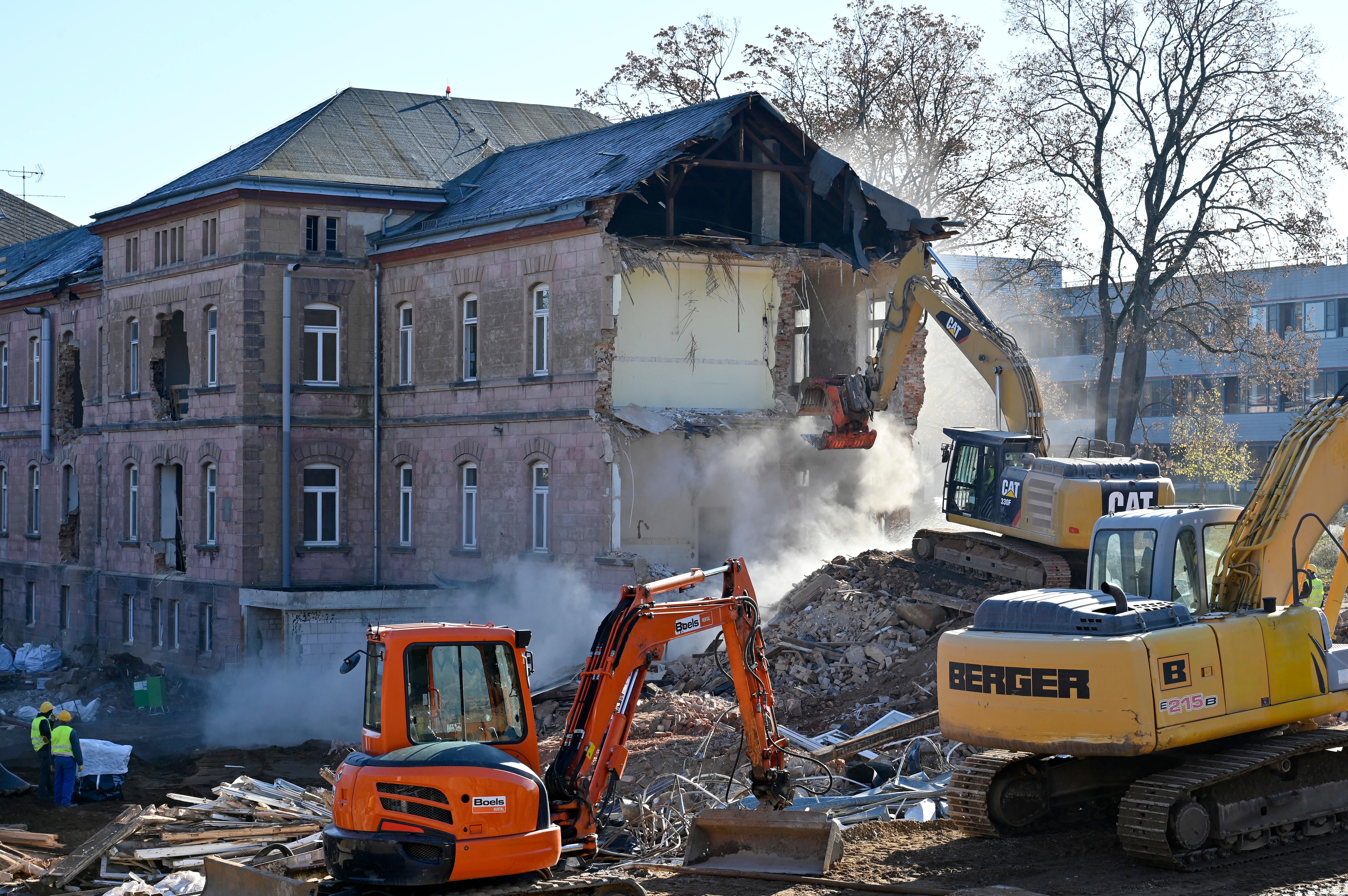 Der Abrisses großer Teile der Heil- und Pflegeanstalt (Hupfla) schreitet voran: Nicht der Zahn der Zeit und allgemeine Vergänglichkeit nagen derzeit an dem einzig verbliebenen Patientengebäude, sondern schlicht der Plan hier Institute und Forschungseinrichtugen neu zu bauen. Im Bild: Der Westflügel von Norden gesehen, wird zunehmend von Baggerzähnen zermalmt. 
