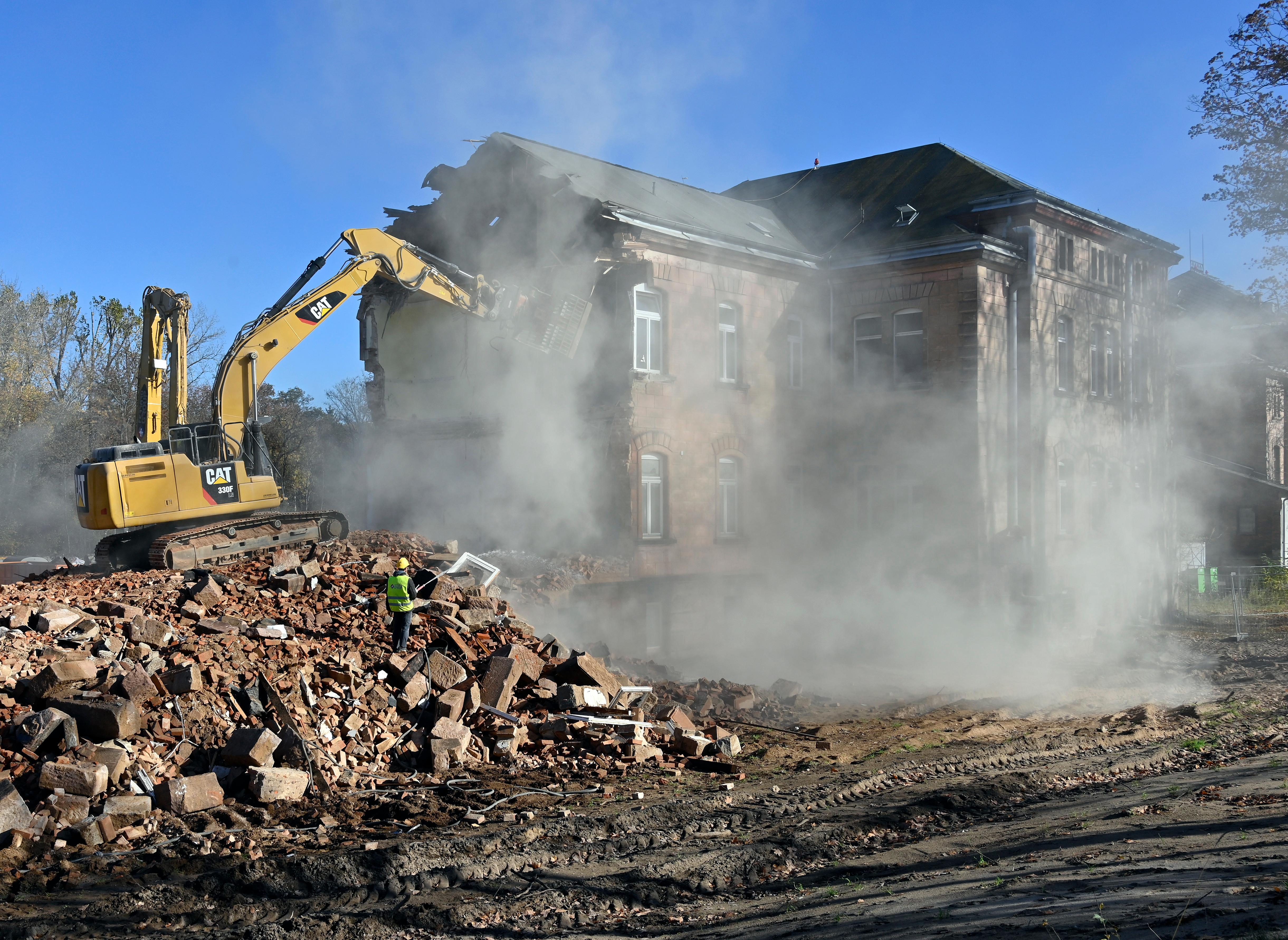 Der Abrisses großer Teile der Heil- und Pflegeanstalt (Hupfla) schreitet voran: Nicht der Zahn der Zeit und allgemeine Vergänglichkeit nagen derzeit an dem einzig verbliebenen Patientengebäude, sondern schlicht der Plan hier Institute und Forschungseinrichtugen neu zu bauen. Im Bild: Der Westflügel von Norden gesehen, wird zunehmend von Baggerzähnen zermalmt. 