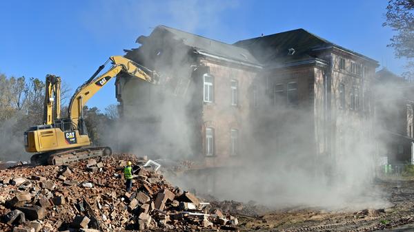 Der Abrisses großer Teile der Heil- und Pflegeanstalt (Hupfla) schreitet voran: Nicht der Zahn der Zeit und allgemeine Vergänglichkeit nagen derzeit an dem einzig verbliebenen Patientengebäude, sondern schlicht der Plan hier Institute und Forschungseinrichtugen neu zu bauen. Im Bild: Der Westflügel von Norden gesehen, wird zunehmend von Baggerzähnen zermalmt.
