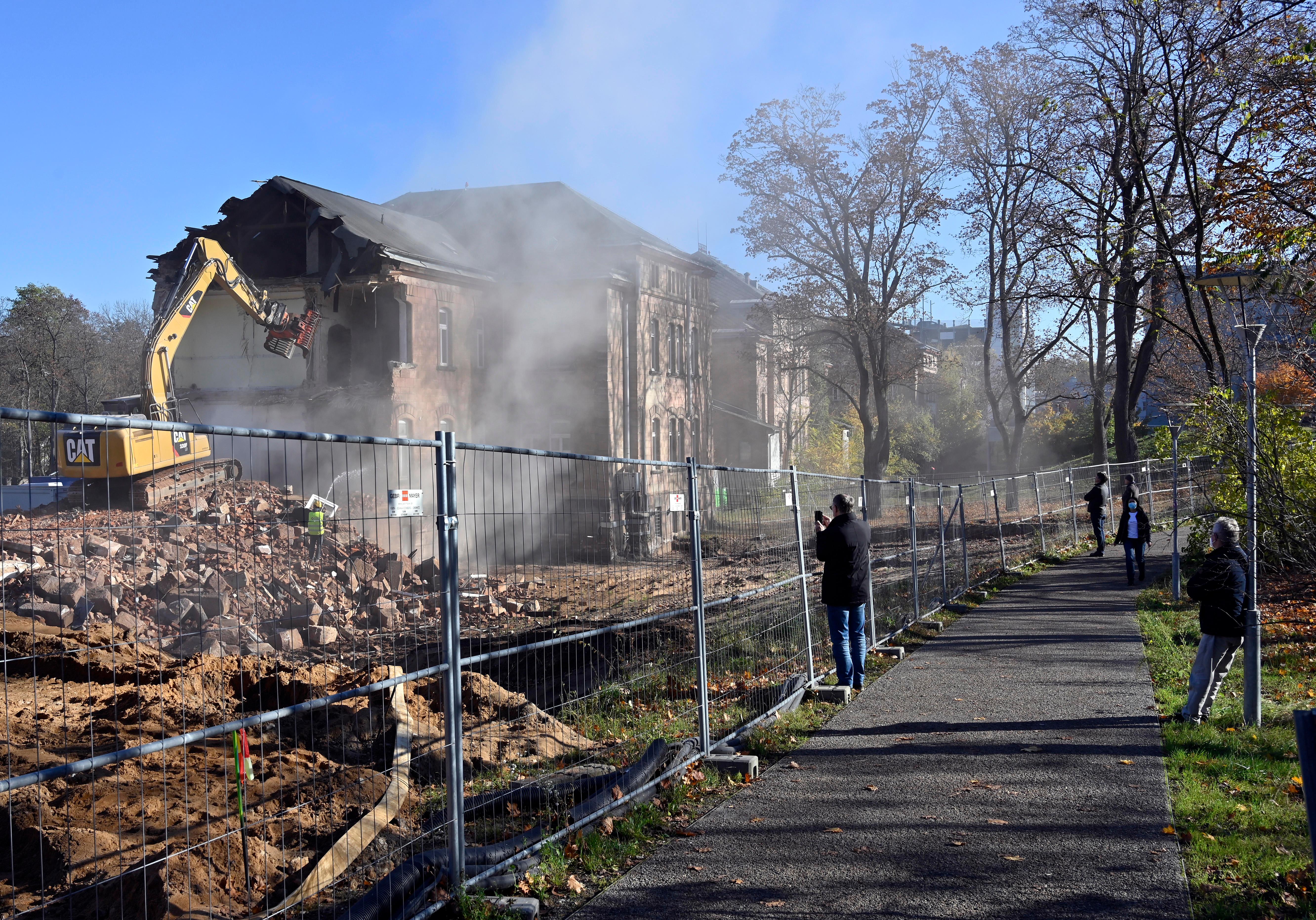 Der Abrisses großer Teile der Heil- und Pflegeanstalt (Hupfla) schreitet voran: Nicht der Zahn der Zeit und allgemeine Vergänglichkeit nagen derzeit an dem einzig verbliebenen Patientengebäude, sondern schlicht der Plan hier Institute und Forschungseinrichtugen neu zu bauen. Im Bild: Der Westflügel von Norden gesehen, wird zunehmend von Baggerzähnen zermalmt. 