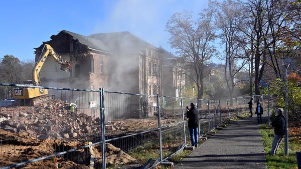 Der Abrisses großer Teile der Heil- und Pflegeanstalt (Hupfla) schreitet voran: Nicht der Zahn der Zeit und allgemeine Vergänglichkeit nagen derzeit an dem einzig verbliebenen Patientengebäude, sondern schlicht der Plan hier Institute und Forschungseinrichtugen neu zu bauen. Im Bild: Der Westflügel von Norden gesehen, wird zunehmend von Baggerzähnen zermalmt.